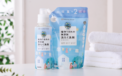 「植物うまれの無添加 洗たく洗剤」の本体ボトルと詰替用パックと畳まれた白いタオル