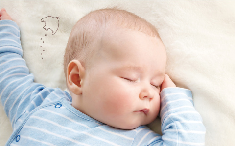 すくすや羽毛ふとんで眠る赤ちゃん2