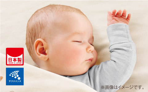すくすや羽毛ふとんで眠る赤ちゃん