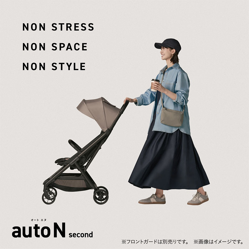 NON STRESS. NON SPACE. NON STYLE.ママが片手でコンビのベビーカー「auto N second（オート エヌ セカンド）」をラクに押しているイメージ。
