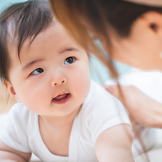 母親をみつめる赤ちゃん