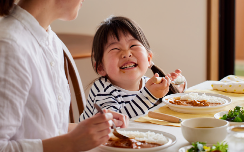 キッズシリーズを食べて笑顔の子ども