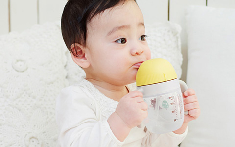 赤ちゃんがマグマグコップを使っている様子