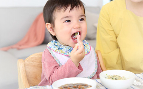赤ちゃんが離乳食を食べている様子